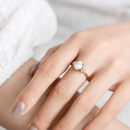 Anillo de mujer con diamantes de laboratorio de oro de 14 quilates de moda para una estructura innovadora Vgi